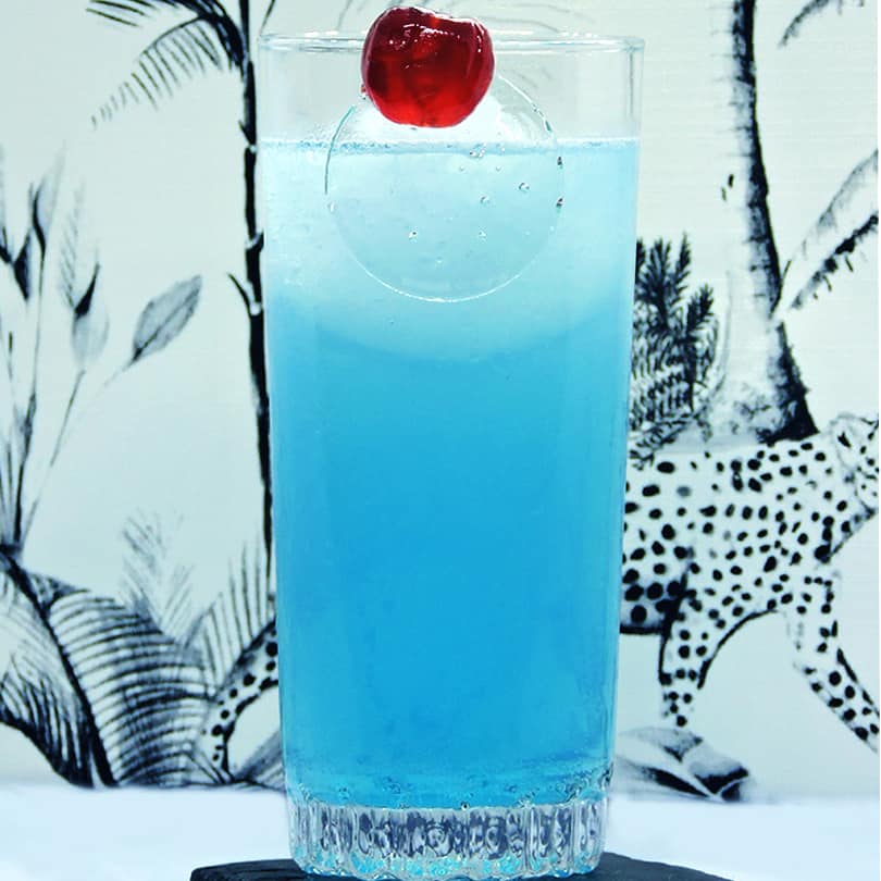 Cocktail Chibre Bleu avec rhum blanc et pastèque
